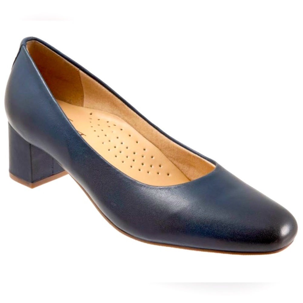 New In Box Women Trotters Daria Pump Size 9WW Color Navy